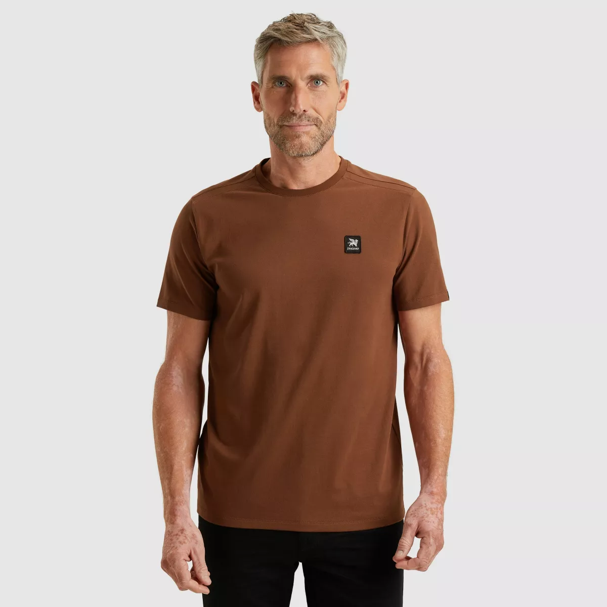 Vanguard-Short sleeve r-neck cotton elastan-VTSS2510500-8297 Cambridge brown-BRUIN
