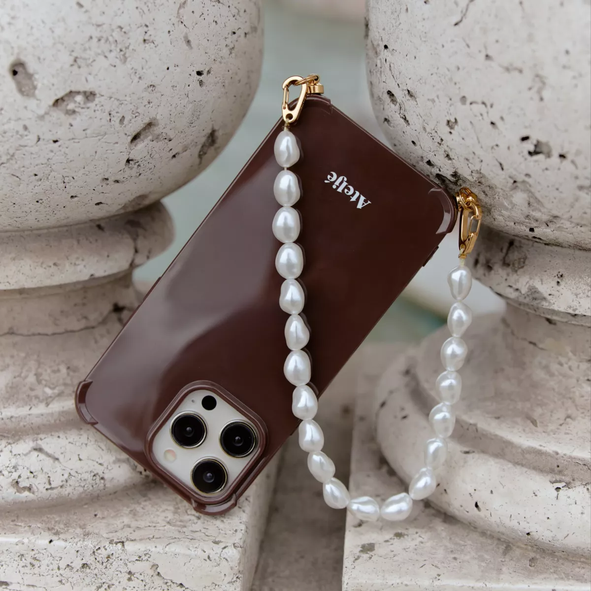 Ateljé--Iphone 15-Dark Brown-DONKER BRUIN