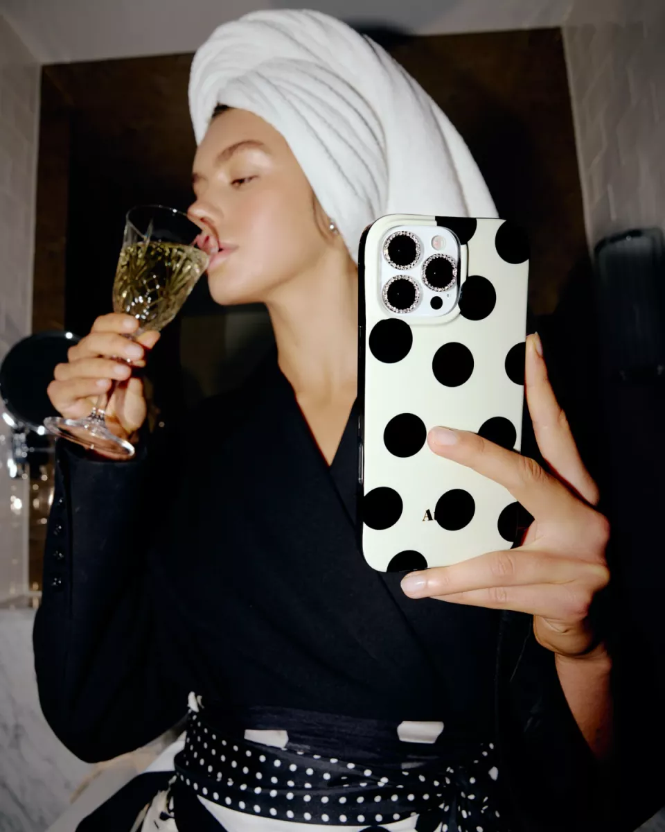 atelje-iphone-16-ivory-polkadot-ivoor-3 Ateljé--Iphone 16-Ivory Polkadot-IVOOR