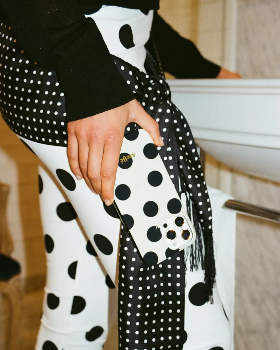 atelje-iphone-16-pro-ivory-polkadot-ivoor-4 Ateljé--Iphone 16 Pro-Ivory Polkadot-IVOOR