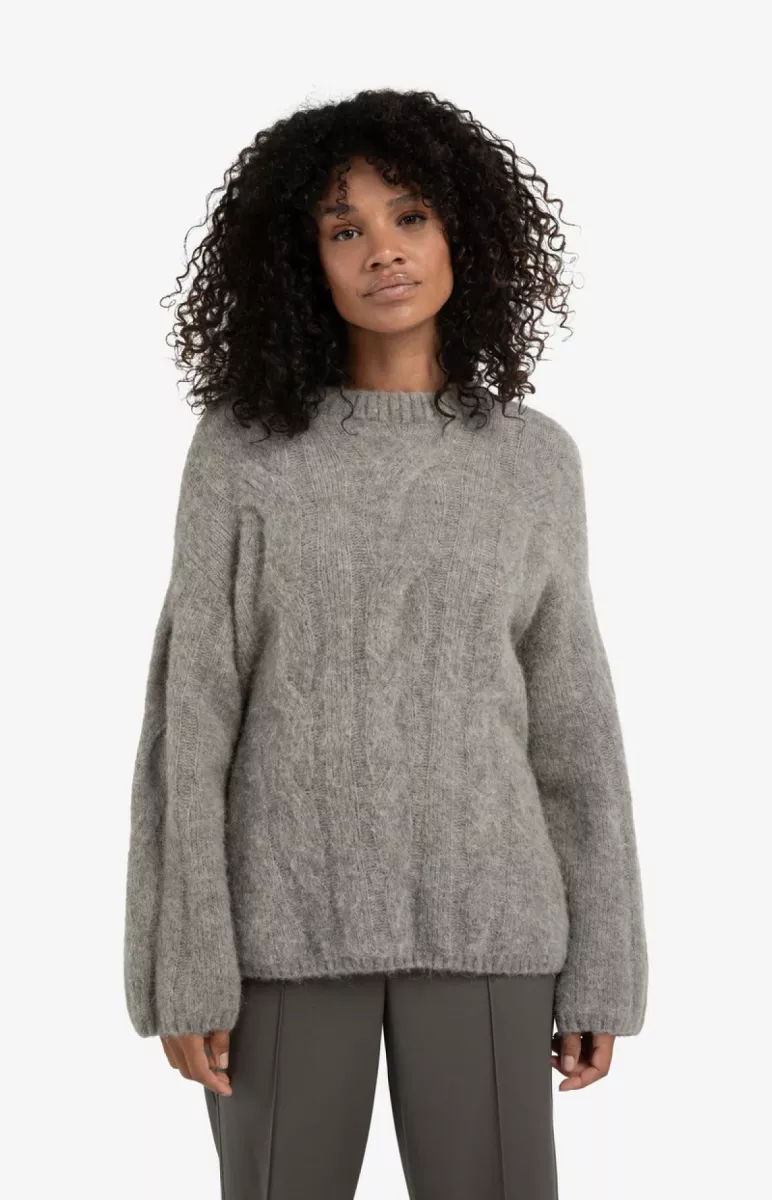 yaya-kabeltrui-met-ronde-hals-alpaca-wool-polyamide-elastane-990322-01-000520-510-990322-taupe-2 YAYA-Kabeltrui met ronde hals; Alpaca/Wool/Polyamide/Elastane; 990322-01-000520-510-990322-TAUPE