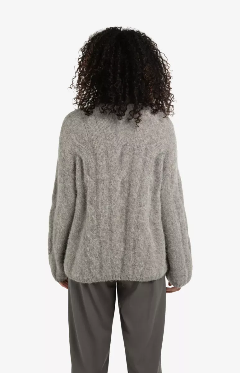 yaya-kabeltrui-met-ronde-hals-alpaca-wool-polyamide-elastane-990322-01-000520-510-990322-taupe-3 YAYA-Kabeltrui met ronde hals; Alpaca/Wool/Polyamide/Elastane; 990322-01-000520-510-990322-TAUPE