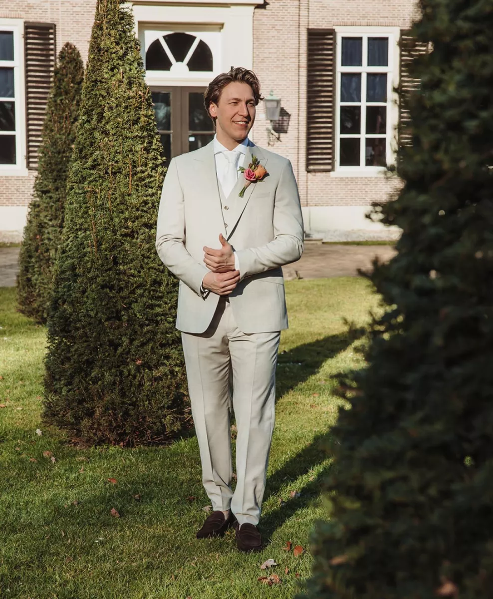 Roy Robson--D01040141158900-A220 Brown-BRUIN