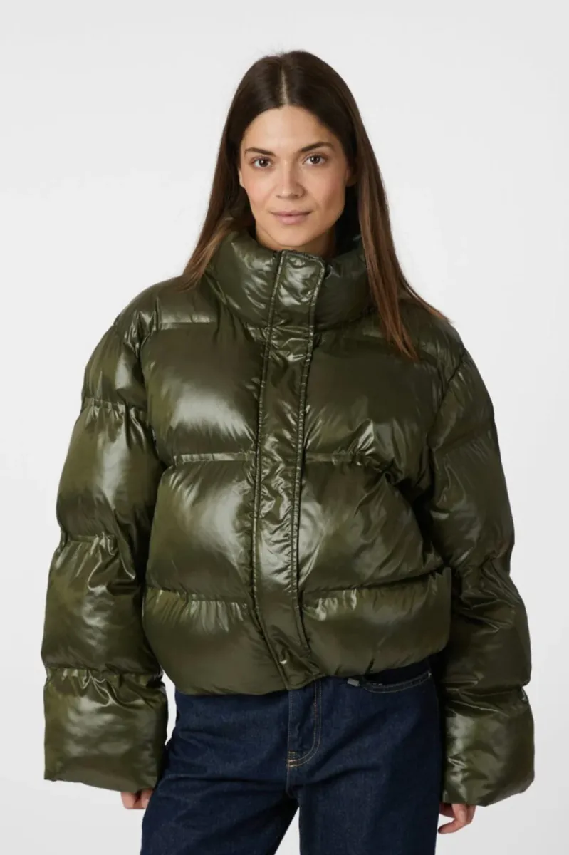 neo-noir-rhea-shiny-puffer-jacket-165094-605-olive-olijf-1 Neo Noir-Rhea Shiny Puffer Jacket-165094-605 Olive-OLIJF