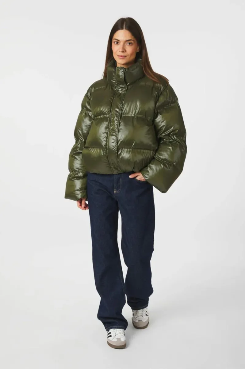 neo-noir-rhea-shiny-puffer-jacket-165094-605-olive-olijf-2 Neo Noir-Rhea Shiny Puffer Jacket-165094-605 Olive-OLIJF