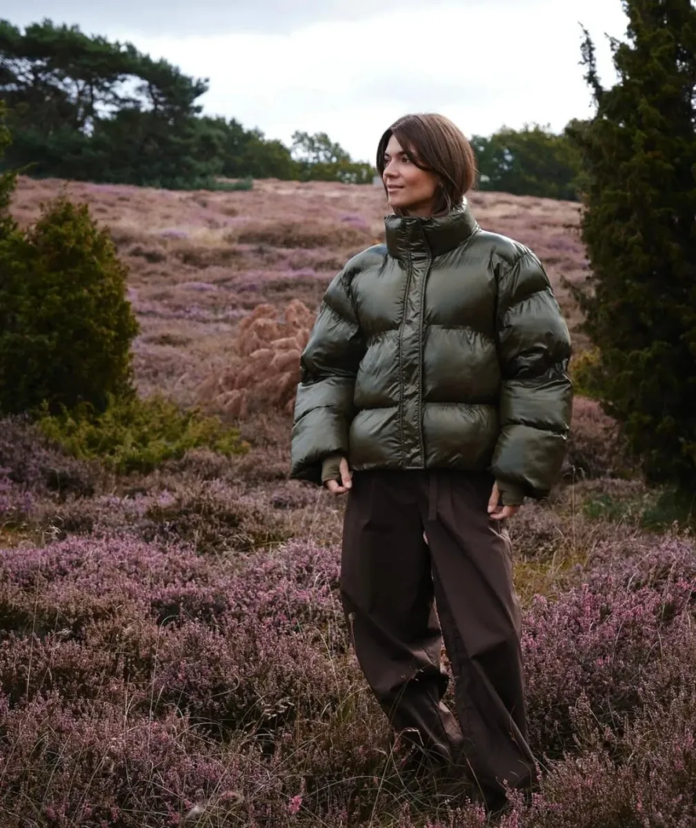 neo-noir-rhea-shiny-puffer-jacket-165094-605-olive-olijf-4 Neo Noir-Rhea Shiny Puffer Jacket-165094-605 Olive-OLIJF