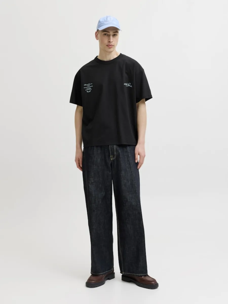 jack-jones-jorsanremo-typo-tee-ss-crew-neck-ln-12296421-black-zwart-2 JACK & JONES-JORSANREMO TYPO TEE SS CREW NECK LN-12296421-Black-ZWART