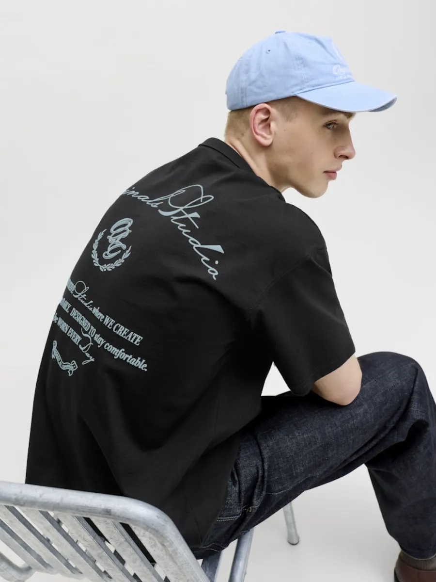 jack-jones-jorsanremo-typo-tee-ss-crew-neck-ln-12296421-black-zwart-4 JACK & JONES-JORSANREMO TYPO TEE SS CREW NECK LN-12296421-Black-ZWART