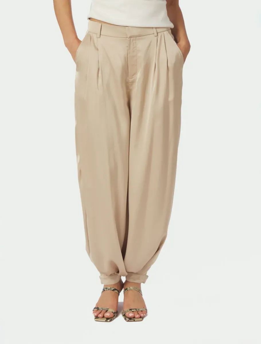 neo-noir-fayla-drapy-satin-balloon-pants-167418-125-dark-sand-zand-1 Neo Noir-Fayla drapy satin balloon pants-167418-125 Dark sand-ZAND