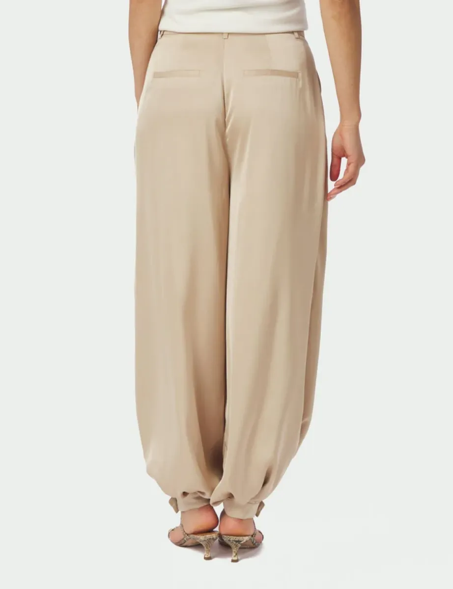 neo-noir-fayla-drapy-satin-balloon-pants-167418-125-dark-sand-zand-4 Neo Noir-Fayla drapy satin balloon pants-167418-125 Dark sand-ZAND