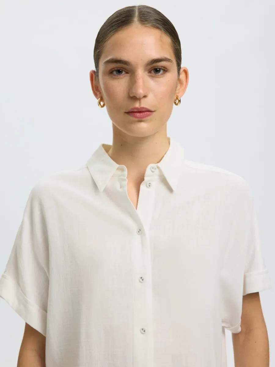 selected-femme-slwviva-ss-cropped-sun-shirt-noos-16093937-sandshell-zand-4 Selected Femme-SLWVIVA SS CROPPED SUN SHIRT NOOS-16093937-Sandshell-ZAND
