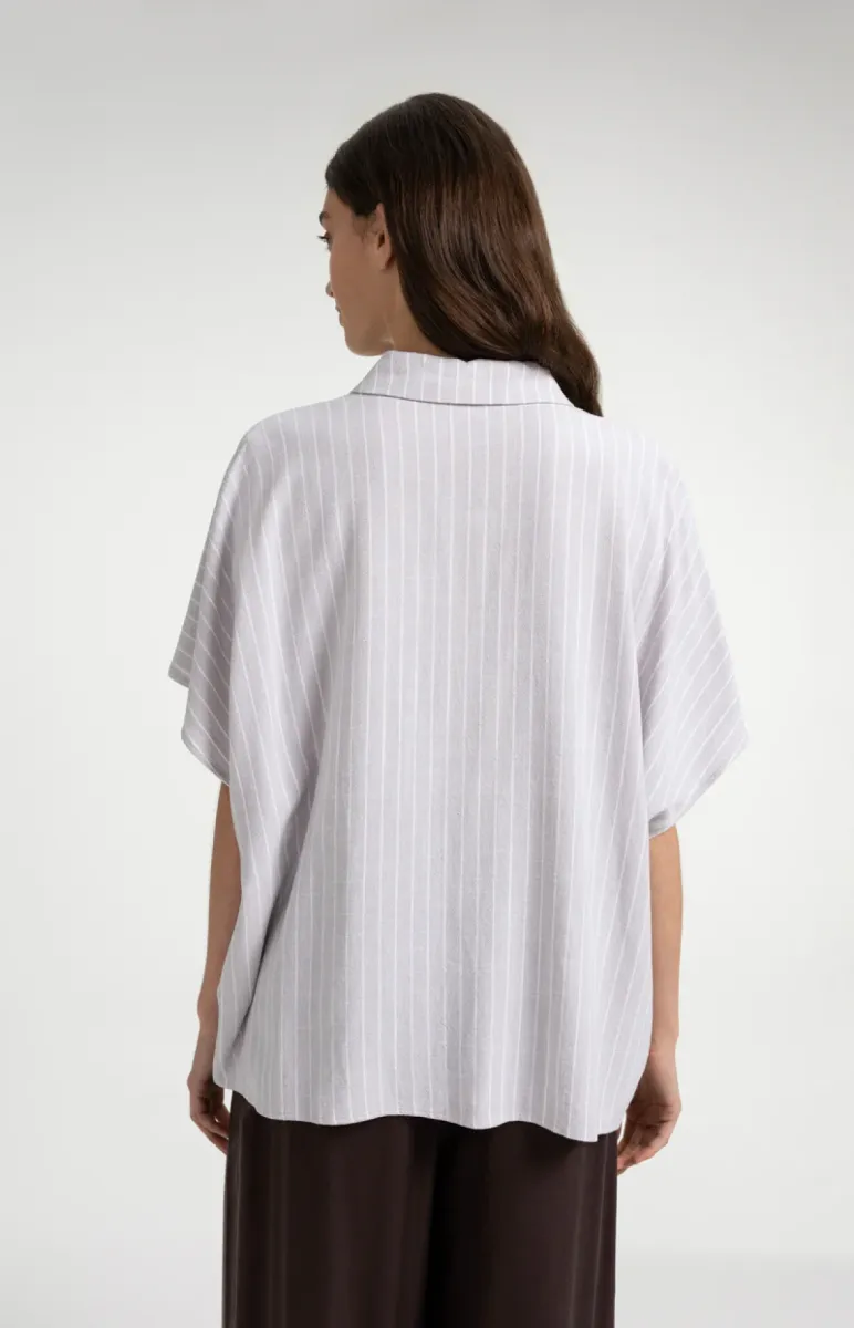yaya-gestreepte-blouse-met-korte-mo-viscose-linen-441091-01-201224-606-441091-grijs-2 YAYA-Gestreepte blouse met korte mo; Viscose/Linen; 441091-01-201224-606-441091-GRIJS