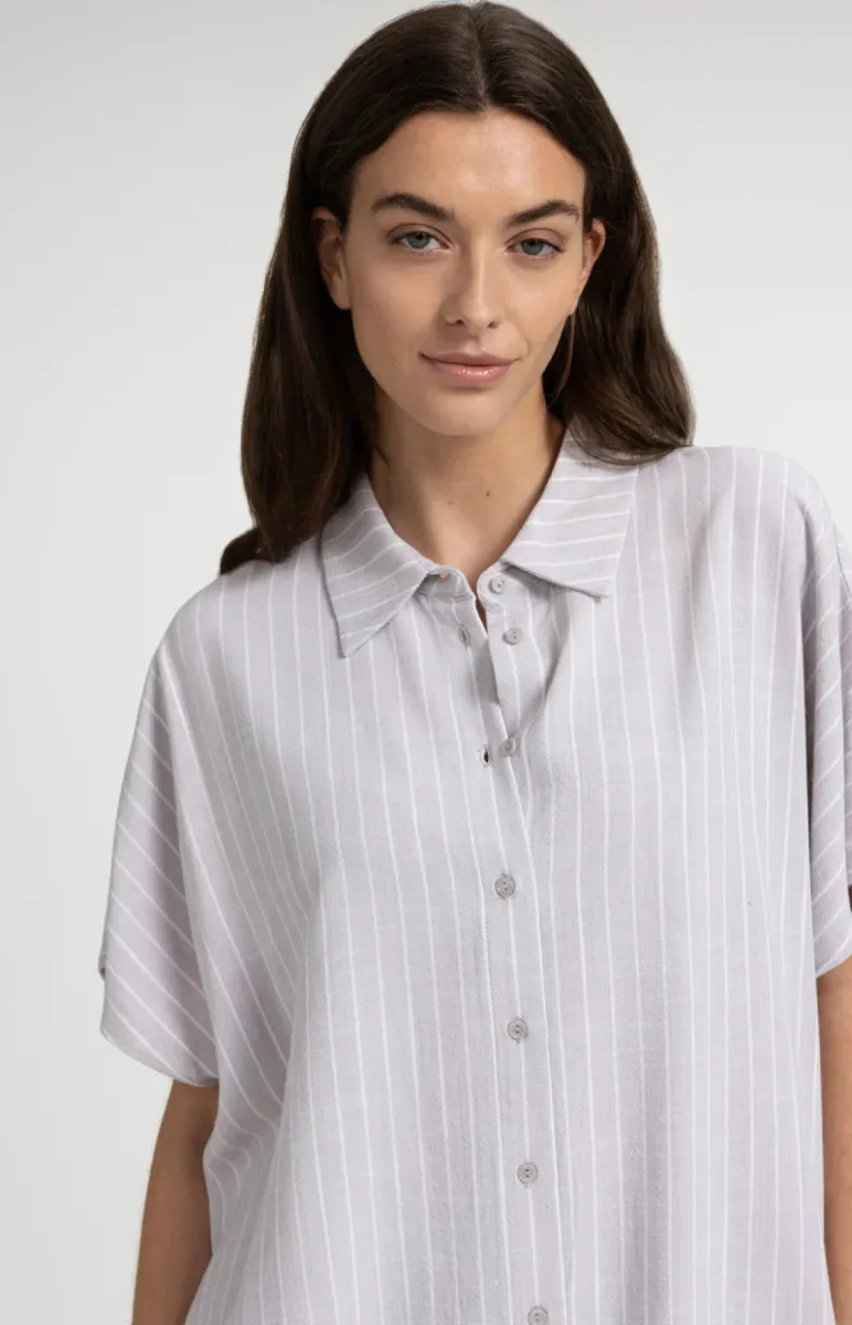yaya-gestreepte-blouse-met-korte-mo-viscose-linen-441091-01-201224-606-441091-grijs-3 YAYA-Gestreepte blouse met korte mo; Viscose/Linen; 441091-01-201224-606-441091-GRIJS