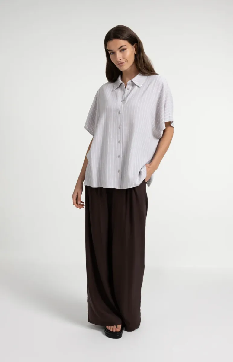 yaya-gestreepte-blouse-met-korte-mo-viscose-linen-441091-01-201224-606-441091-grijs-4 YAYA-Gestreepte blouse met korte mo; Viscose/Linen; 441091-01-201224-606-441091-GRIJS