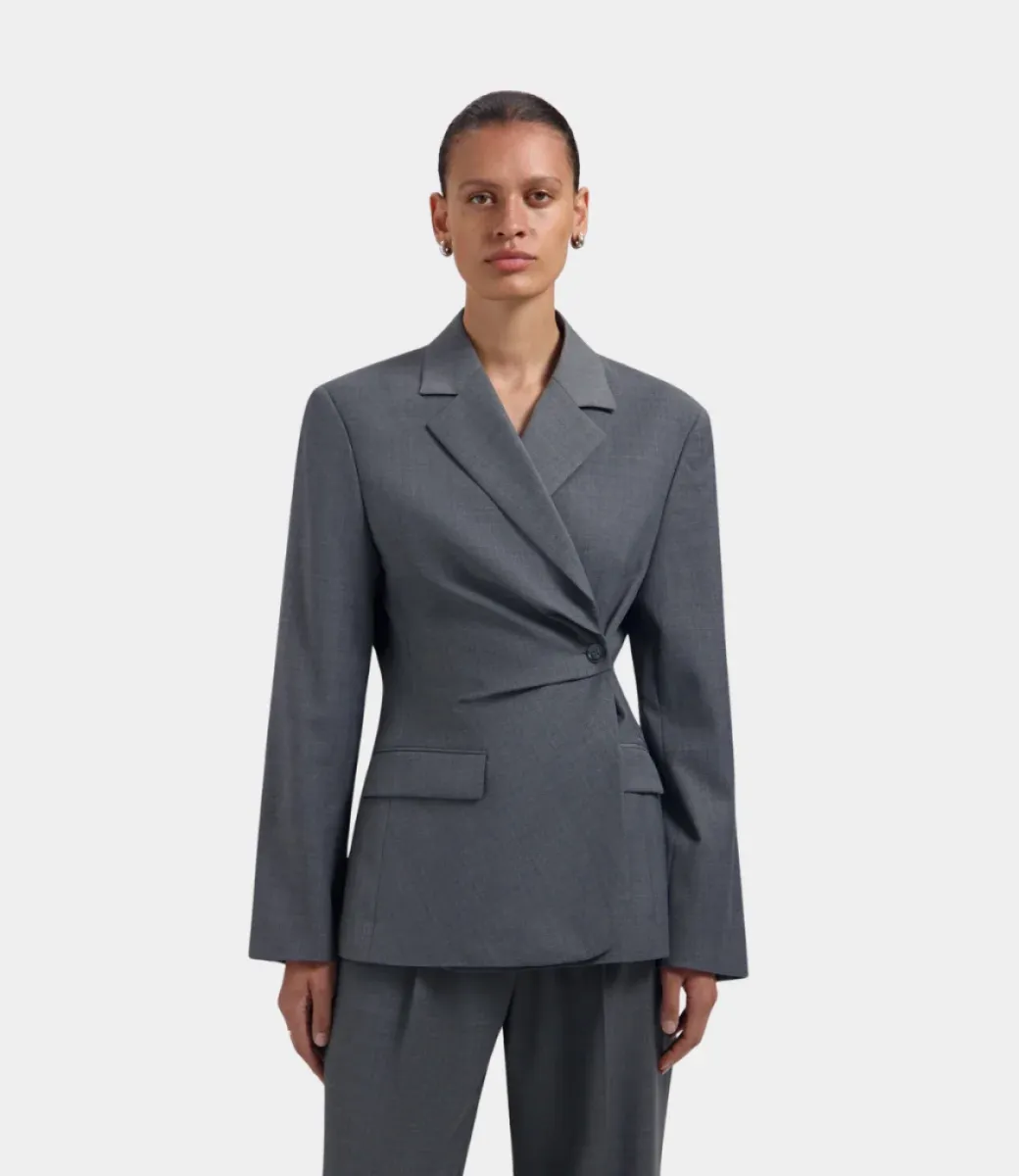 olaf-wool-asymetric-blazer-w260504-sharkskin-grijs-1 Olaf-Wool asymetric blazer-W260504-Sharkskin-GRIJS