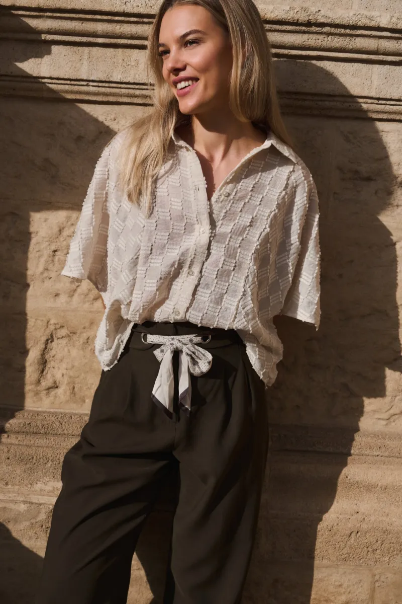 yaya-jacquard-blouse-met-korte-mouw-viscose-polyester-polyamide-99079-01-201230-607-99079-beige-3 YAYA-Jacquard blouse met korte mouw; Viscose/Polyester/Polyamide; 99079-01-201230-607-99079-BEIGE