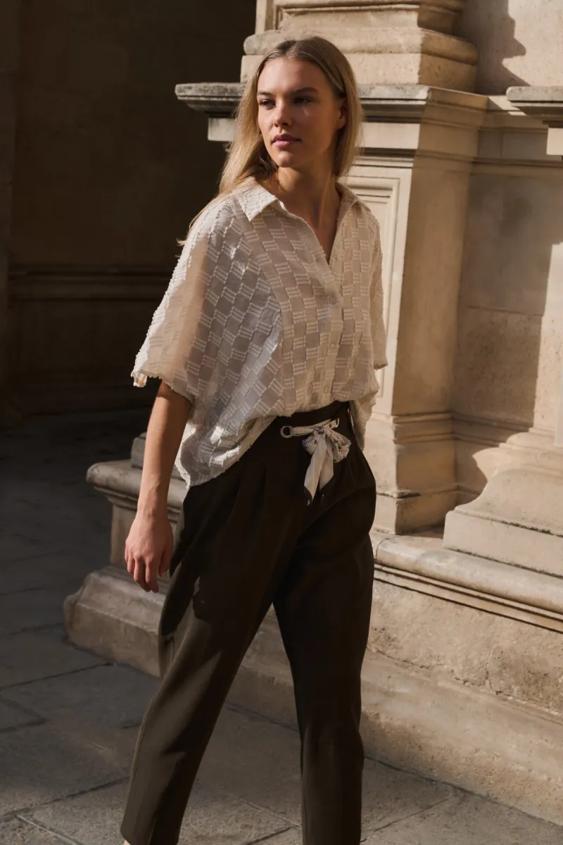 yaya-jacquard-blouse-met-korte-mouw-viscose-polyester-polyamide-99079-01-201230-607-99079-beige-4 YAYA-Jacquard blouse met korte mouw; Viscose/Polyester/Polyamide; 99079-01-201230-607-99079-BEIGE