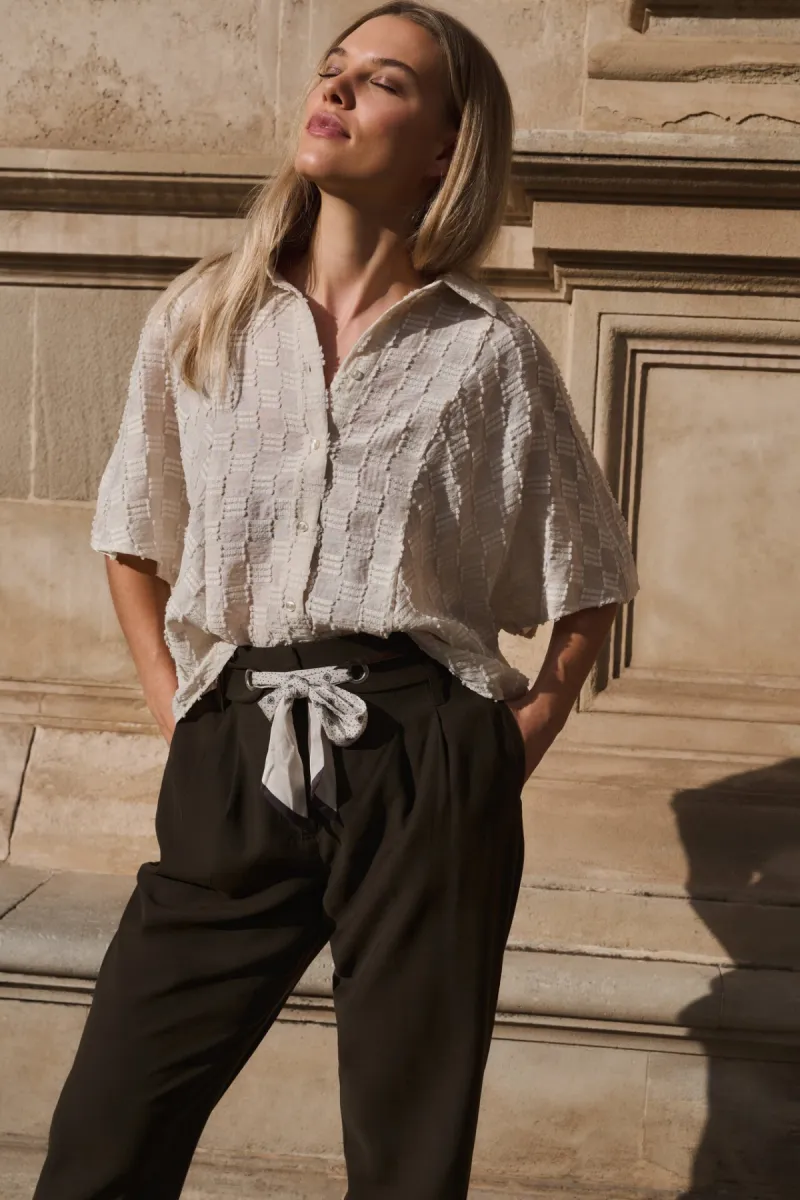 yaya-jacquard-blouse-met-korte-mouw-viscose-polyester-polyamide-99079-01-201230-607-99079-beige-5 YAYA-Jacquard blouse met korte mouw; Viscose/Polyester/Polyamide; 99079-01-201230-607-99079-BEIGE