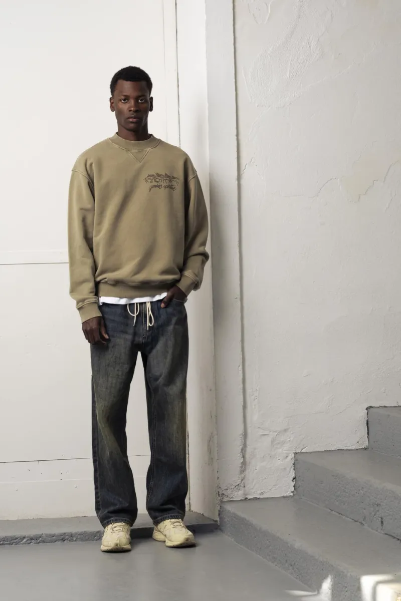 goodies-sportive-les-chevaux-sauvages-crewneck-lcsc26-olive-green-olijf-2 Goodies Sportive-les chevaux sauvages crewneck-LCSC26-Olive green-OLIJF