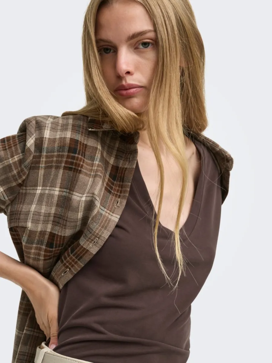 only-onlfree-s-s-modv-neck-top-jrs-noos-15287041-coffee-bean-cafe-3 ONLY-ONLFREE S/S MOD.V-NECK TOP JRS NOOS-15287041-Coffee Bean-CAFE