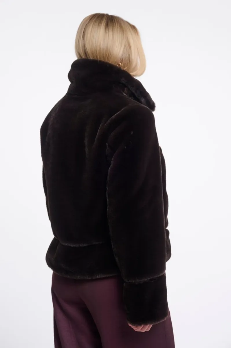 rino-pelle-short-faux-fur-jacket-lambra-11104-peated-bruin-3 RINO & PELLE-Short Faux Fur Jacket-Lambra-11104 Peated-BRUIN