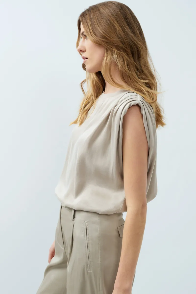 yaya-mouwloze-top-met-plooien-op-de-lyocell-rayon-silk-61103-01-701408-608-61103-blauw-2 YAYA-Mouwloze top met plooien op de; Lyocell/Rayon Silk; 61103-01-701408-608-61103-BLAUW