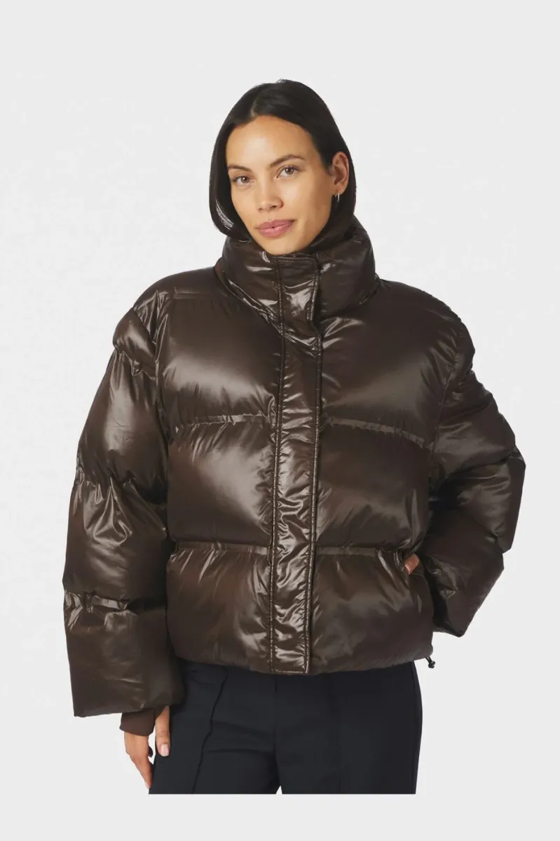 neo-noir-rhea-shiny-puffer-jacket-165094-584-chocolate-brown-chocolade-1 Neo Noir-Rhea Shiny Puffer Jacket-165094-584 Chocolate Brown-CHOCOLADE