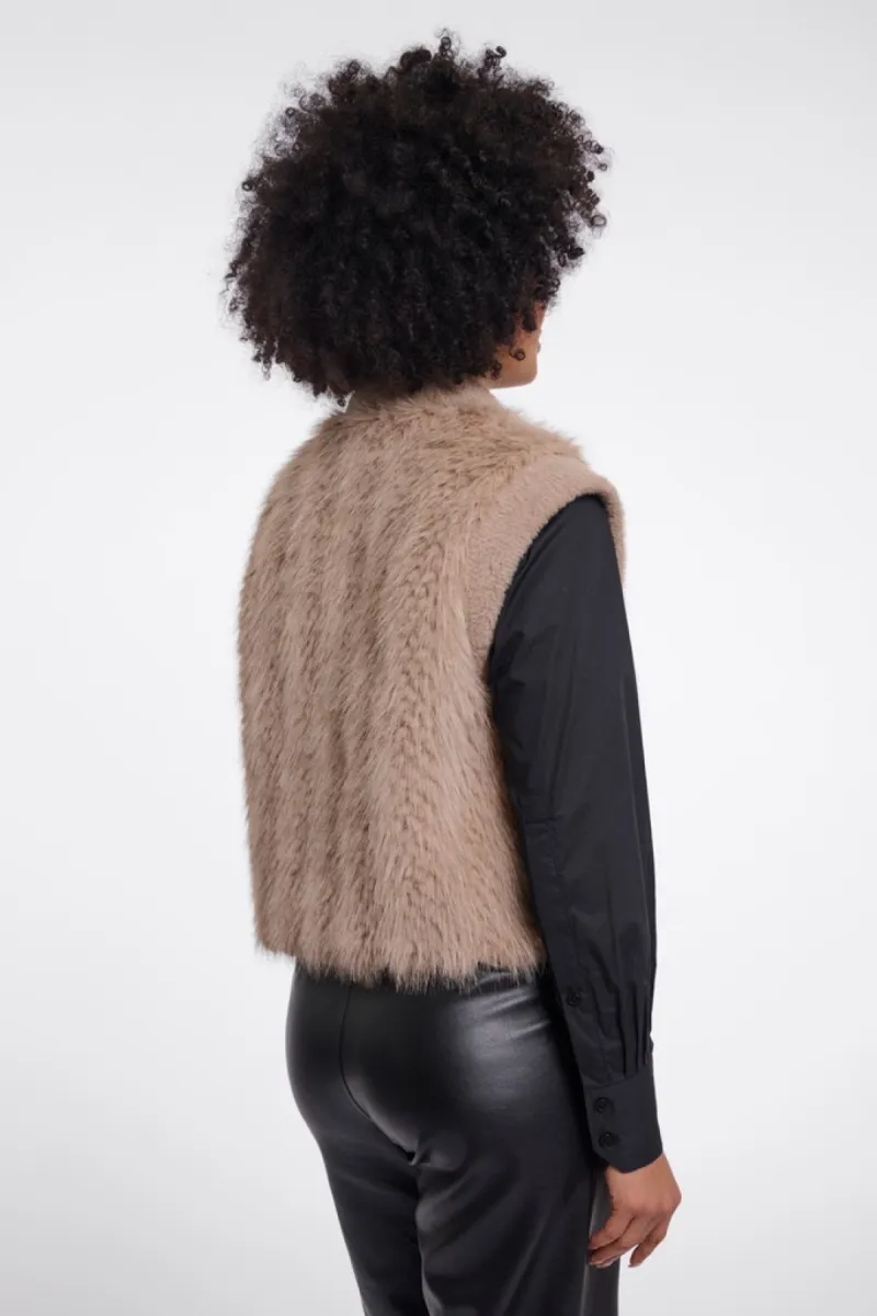 rino-pelle-faux-fur-waistcoat-with-hook-eye-closure-alvita7002612-999021-oat-zand-2 RINO & PELLE-Faux Fur Waistcoat With Hook & Eye Closure-Alvita.7002612-999021 Oat-ZAND