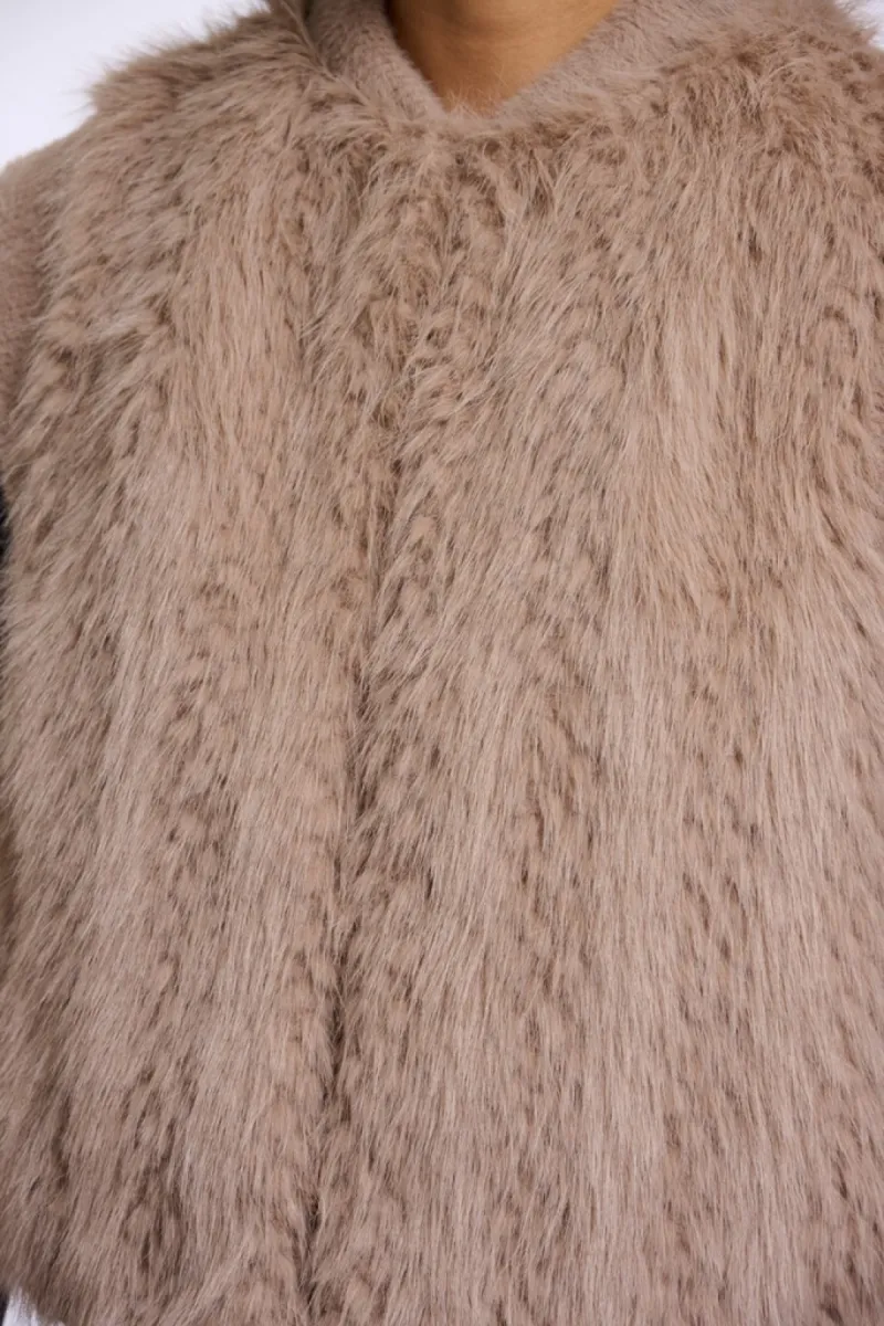 rino-pelle-faux-fur-waistcoat-with-hook-eye-closure-alvita7002612-999021-oat-zand-3 RINO & PELLE-Faux Fur Waistcoat With Hook & Eye Closure-Alvita.7002612-999021 Oat-ZAND